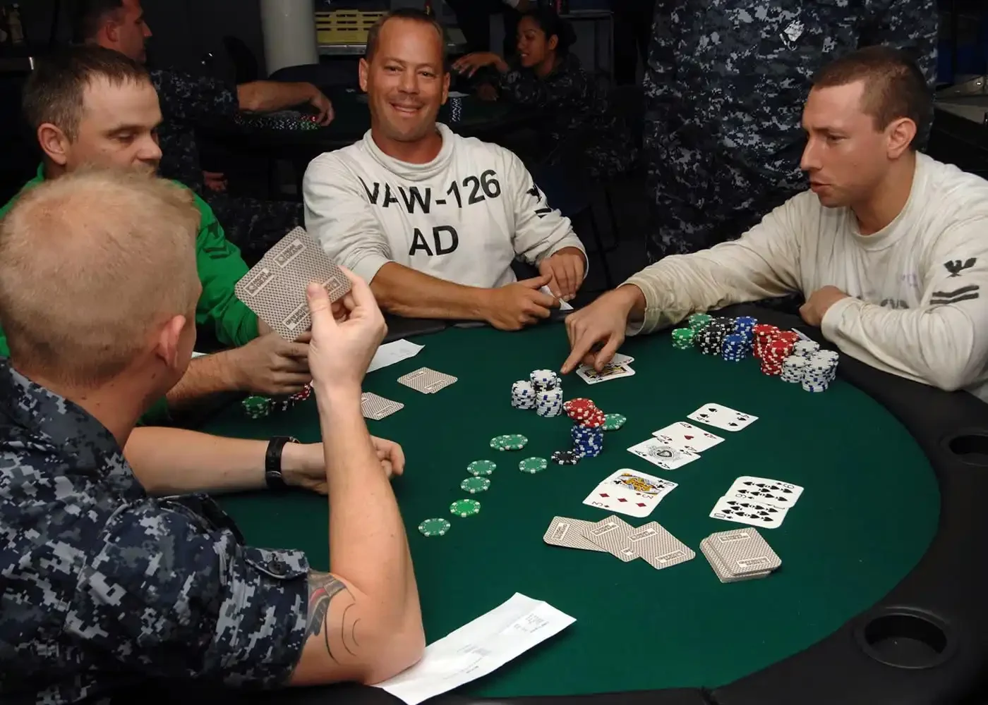 Tham gia các cộng đồng poker uy tín để học hỏi kinh nghiệm người khác